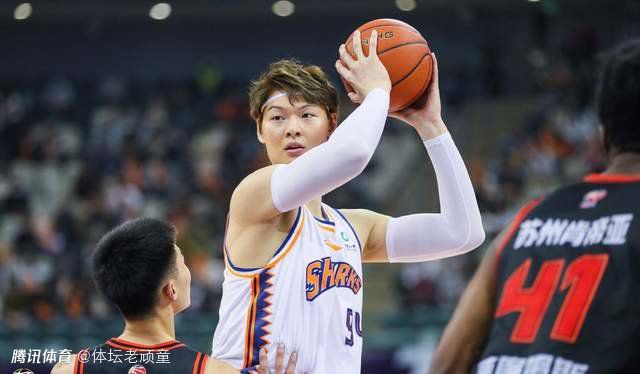 女生把肚子撑大像气球