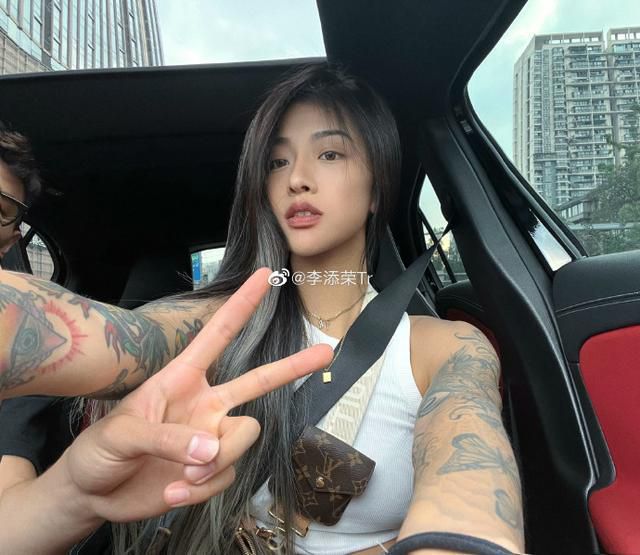 在客厅做瑜伽的小姨子